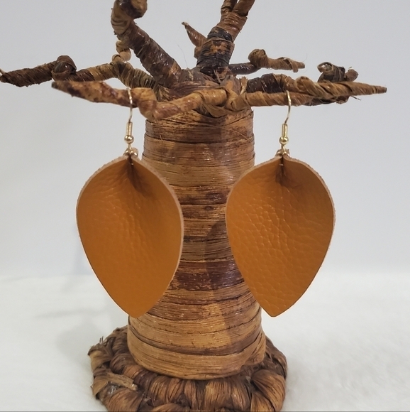 Nwot Leather Pebbled Mustard Yellow Leaf Tear Drop Dangle Fish Hook Earrings - Picture 1 of 6